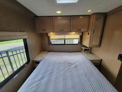2019 Thor Motor Coach Daybreak 30DB photo 15