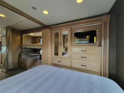 2019 Thor Motor Coach Daybreak 30DB photo 16