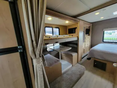 2019 Thor Motor Coach Daybreak 30DB photo 12
