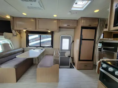 2019 Thor Motor Coach Daybreak 30DB photo 11