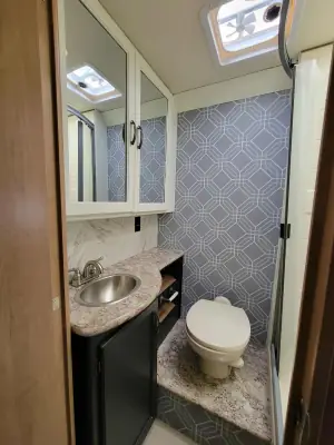 2019 Thor Motor Coach Daybreak 30DB photo 18