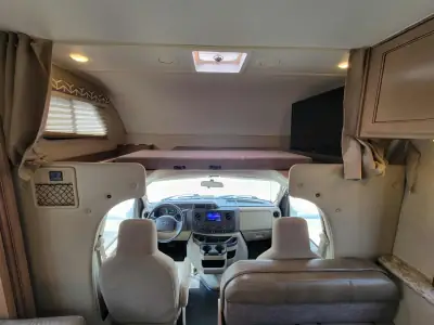 2019 Thor Motor Coach Daybreak 30DB photo 20