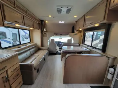 2019 Thor Motor Coach Daybreak 30DB photo 9