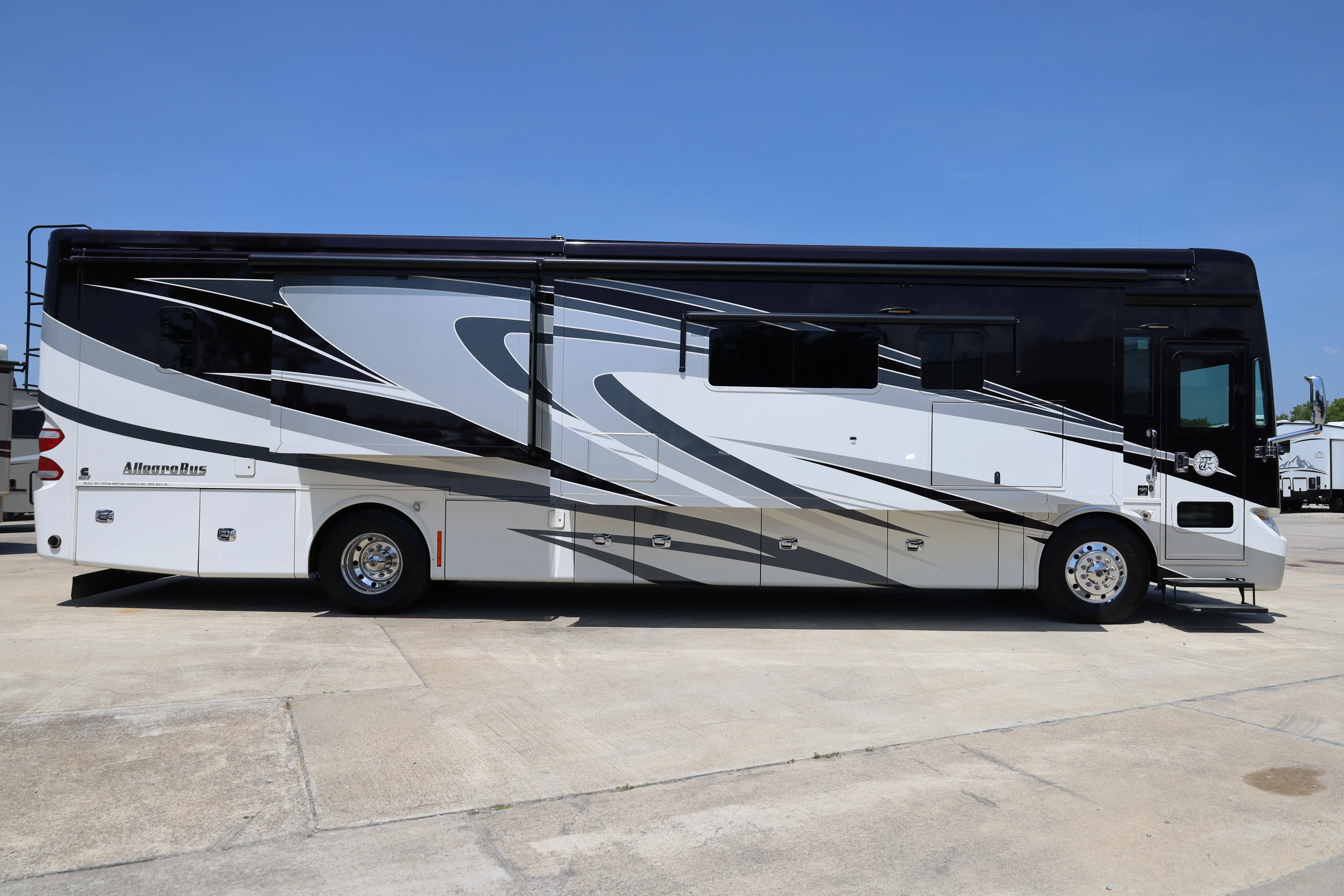 2015 Tiffin Motorhomes Allegro Bus 40SP exterior