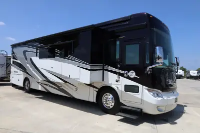 2015 Tiffin Motorhomes Allegro Bus 40SP photo 2