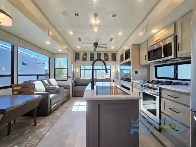 2022 Palomino Columbus C-Series 299RLC photo 8
