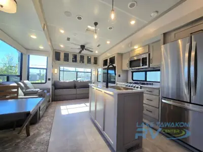 2022 Palomino Columbus C-Series 299RLC photo 7