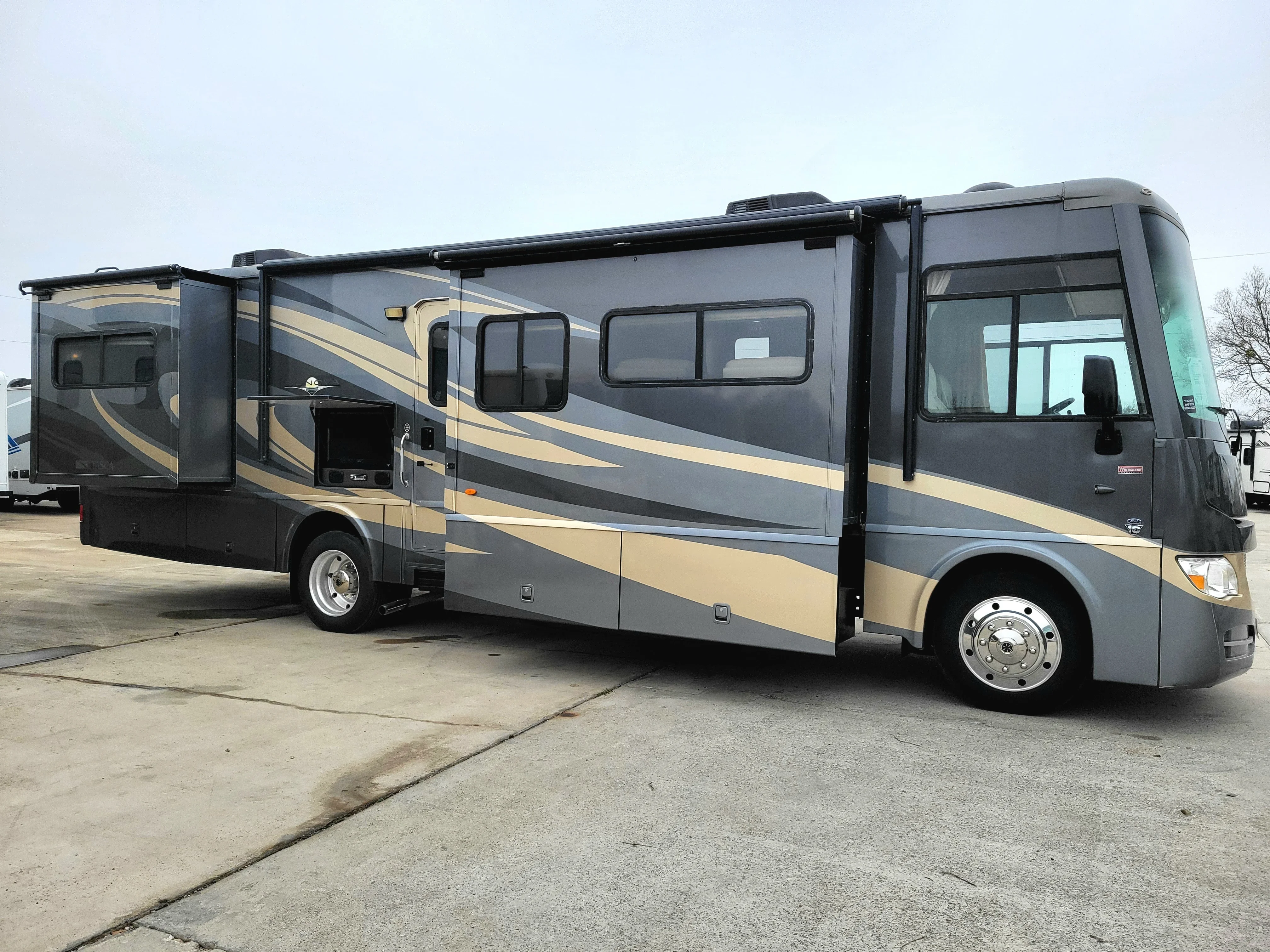 2012 Itasca Sunova 33C exterior