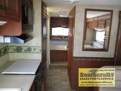 2011 Thor Motor Coach Freedom Elite 28U photo 6
