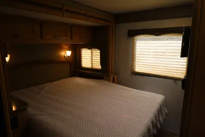 2015 Thor Motor Coach Four Winds 26A photo 14