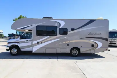 2015 Thor Motor Coach Four Winds 26A photo 4