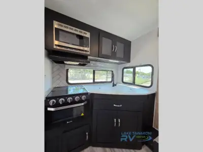 2022 Coachmen Freedom Express Ultra Lite 246RKS photo 7