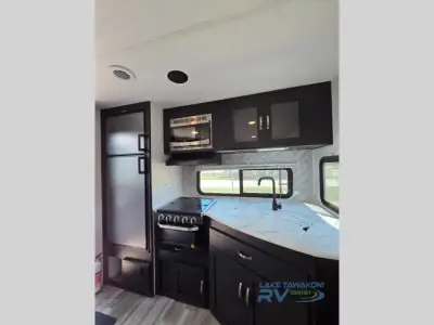 2022 Coachmen Freedom Express Ultra Lite 246RKS photo 21