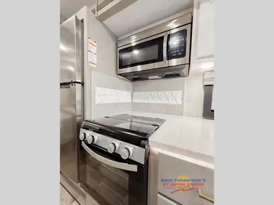 2026 Thor Motor Coach Hurricane photo 26