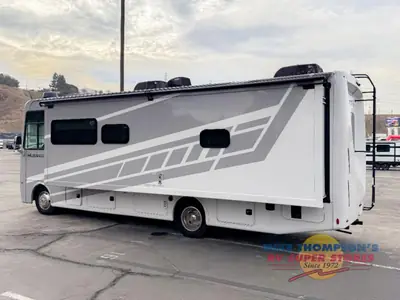 2026 Thor Motor Coach Hurricane photo 5