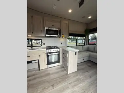 2025 Coachmen Catalina Destination Series 35FME photo 6