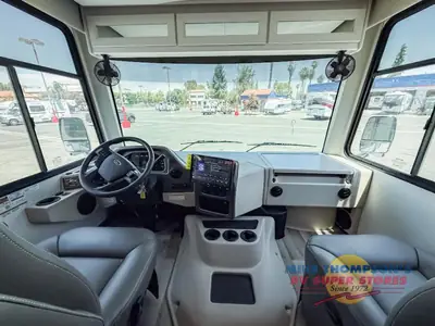 2026 Thor Motor Coach Hurricane photo 8