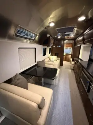 2019 Airstream Classic 33FB photo 19
