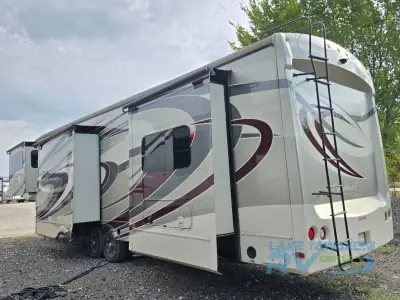 2017 Forest River Cardinal 3825FL photo 5