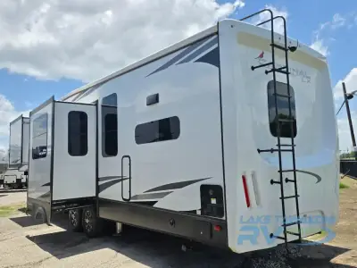 2022 Forest River Cardinal Luxury 390FBX photo 4