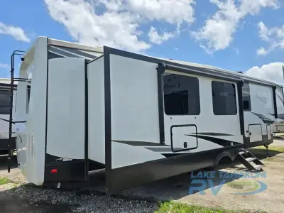 2022 Forest River Cardinal Luxury 390FBX photo 5