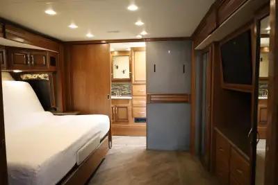 2017 Fleetwood Pace Arrow® LXE 38K photo 17