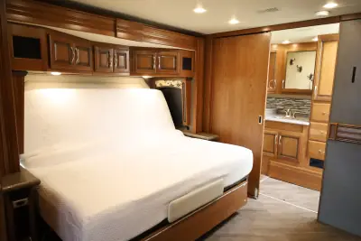 2017 Fleetwood Pace Arrow® LXE 38K photo 15