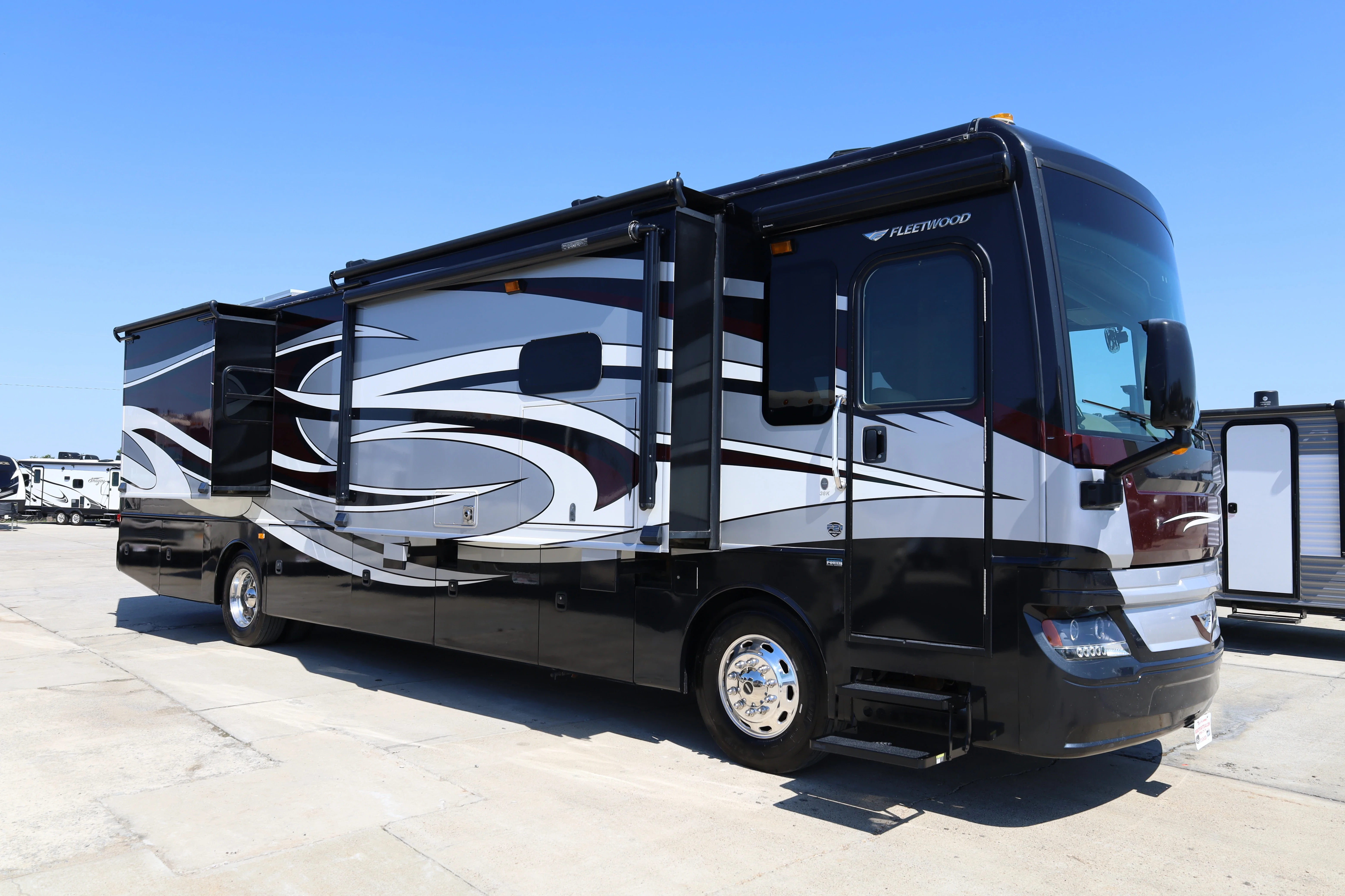 2017 Fleetwood Pace Arrow® LXE 38K exterior