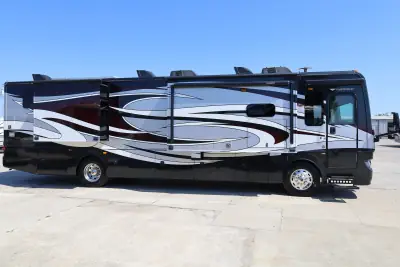 2017 Fleetwood Pace Arrow® LXE 38K photo 3