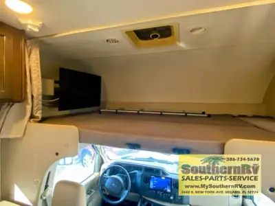 2019 Thor Motor Coach Four Winds 26B photo 8