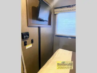 2019 Thor Motor Coach Four Winds 26B photo 14