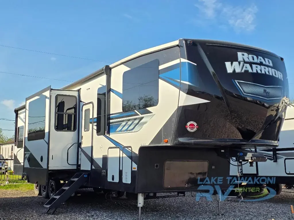 2021 Heartland Road Warrior 391 exterior
