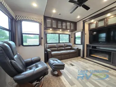 2019 Coachmen Brookstone 310RL photo 9
