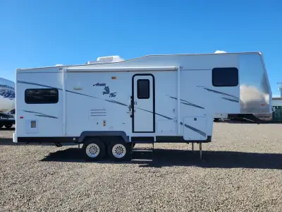 2004 Northwood Mfg ARCTIC FOX 27-5L photo 2
