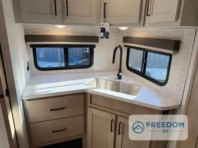 2026 Ember E-Series 22MLQ photo 31