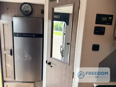 2021 Lance Lance Travel Trailers 1475 photo 13