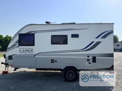 2021 Lance Lance Travel Trailers 1475 photo 8
